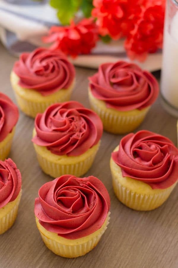 Easy Lemon Cupcakes with Buttercream Frosting