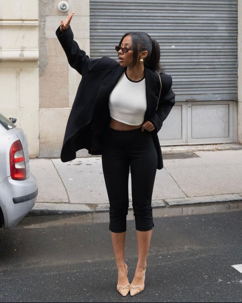 what to wear with capri jeans